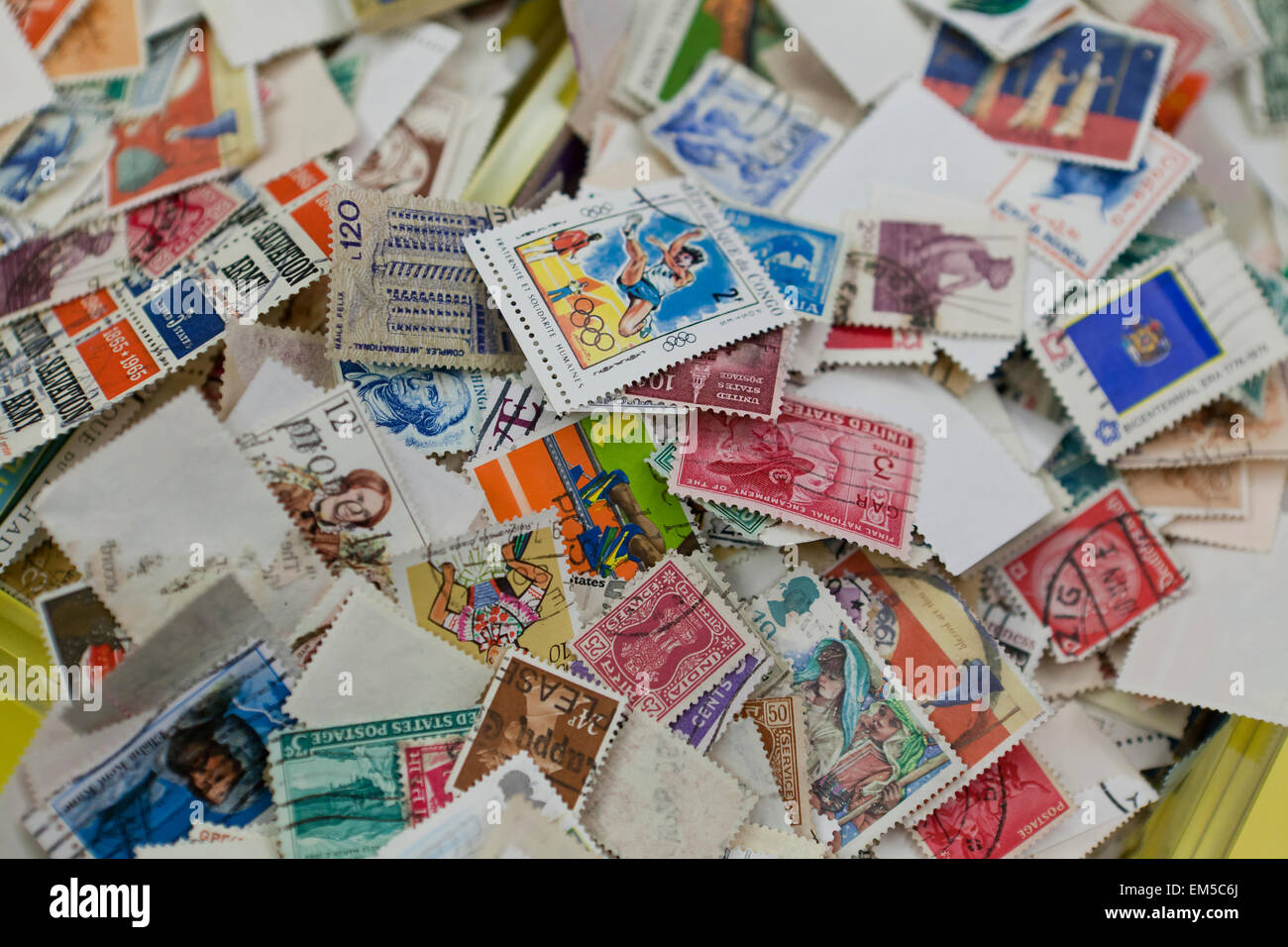 Verwendet Briefmarkensammlung in einem Stapel - USA Stockfoto