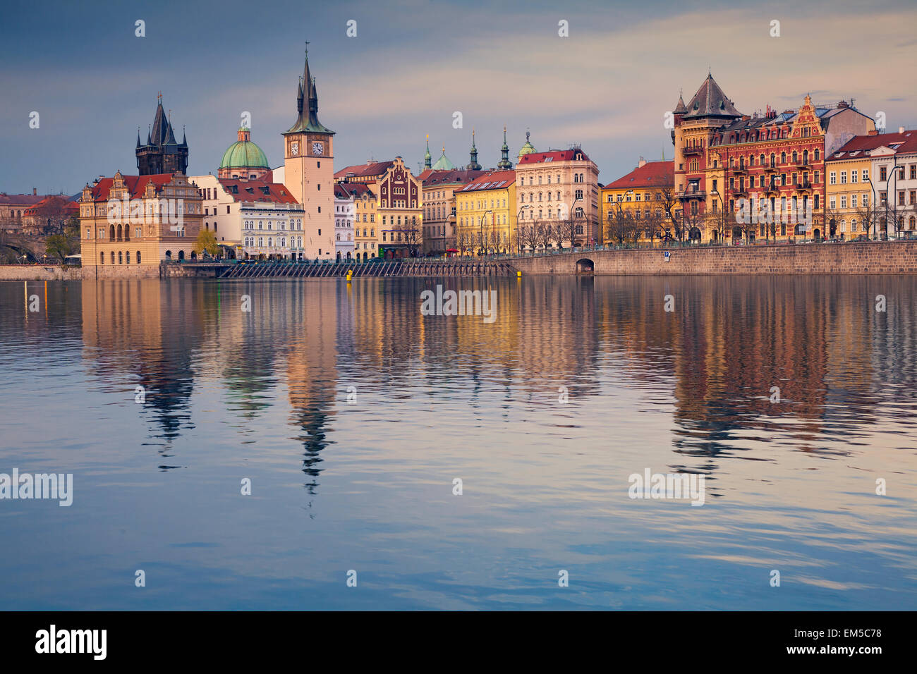 Prag.  Bild von Prag am Flussufer mit Reflexion der Stadt in Moldau. Stockfoto