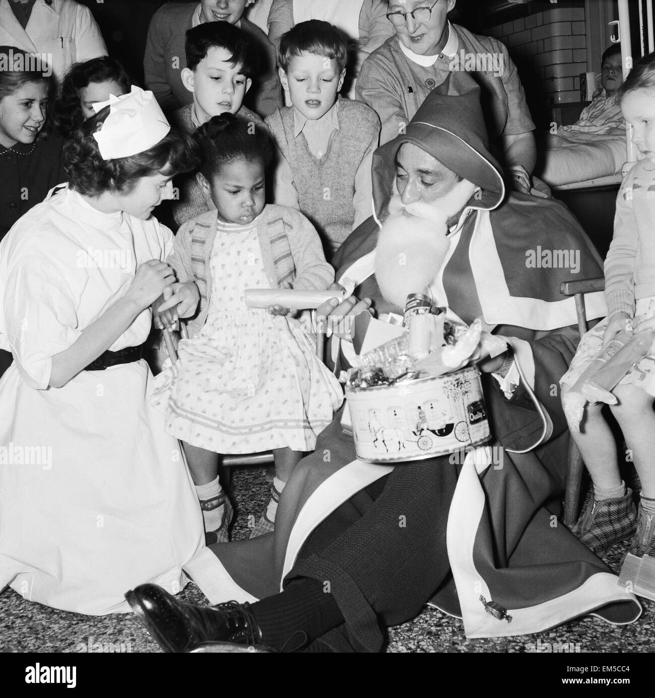 Englischer Musiker Ray Ellington verkleidet als Weihnachtsmann am Paddington Green Hospital für Kinder. 22. Dezember 1957. Stockfoto