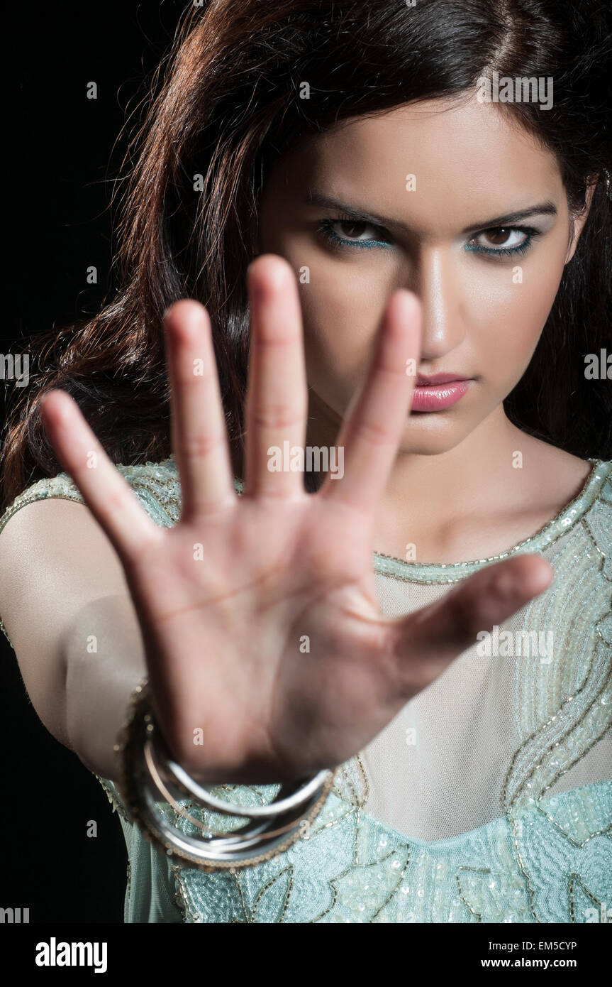 Frau mit Stop Geste Stockfoto