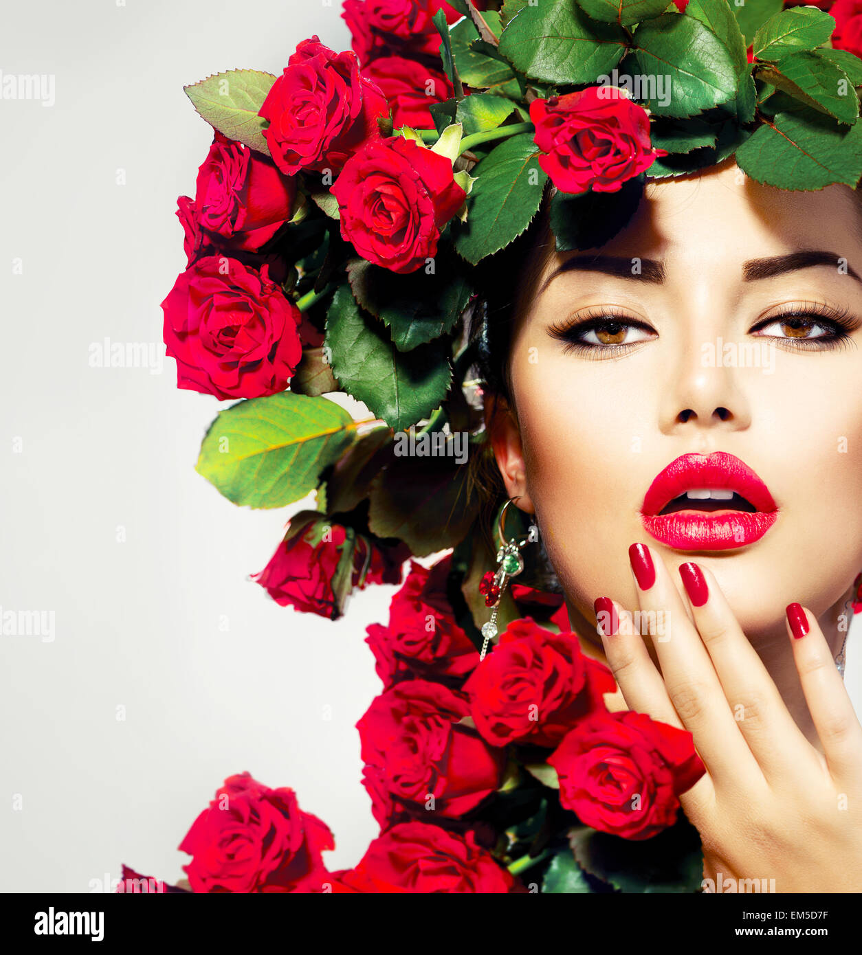 Schönheit Mode Model Mädchen Porträt mit roten Rosen Frisur Stockfoto