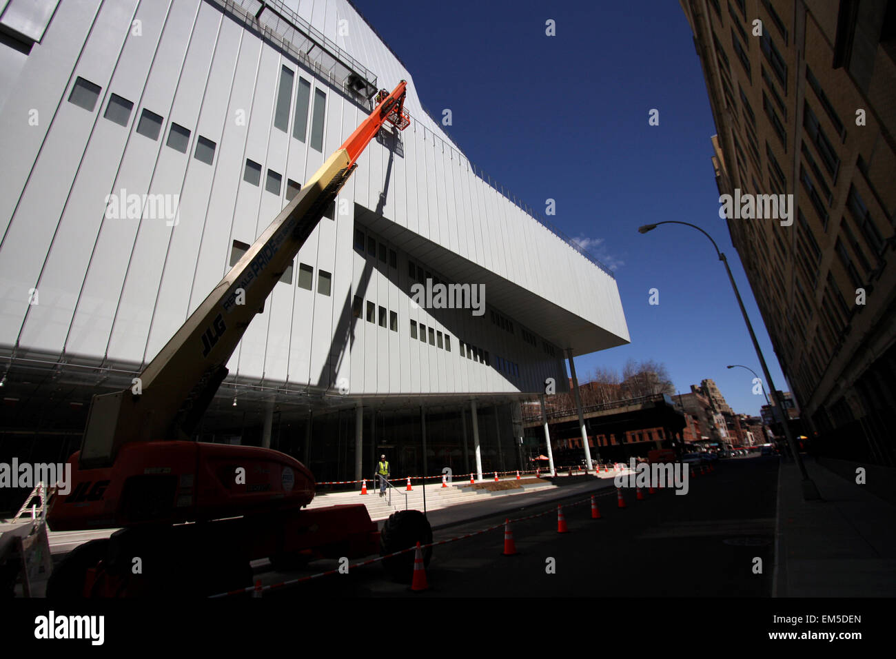 New York, USA. 15. April 2015. Bauarbeiter letzte Schliff für den Neubau des Whitney Museum of American Art am Washington Street und Gansevoort Street im New Yorker Meatpacking District am Ende der High Line.   Entworfen vom Architekten Renzo Piano, der 200.000 Quadratmeter große Raum öffnet für die Öffentlichkeit am 1. Mai 2015 - Olympischen Spiele in London 2012: Schwimmen Praxis London 2012 - Olympiade: Tauchen Praxis.        London 2012 - Olympiade: Schwimmen Praxis. Bildnachweis: Adam Stoltman/Alamy Live-Nachrichten Stockfoto