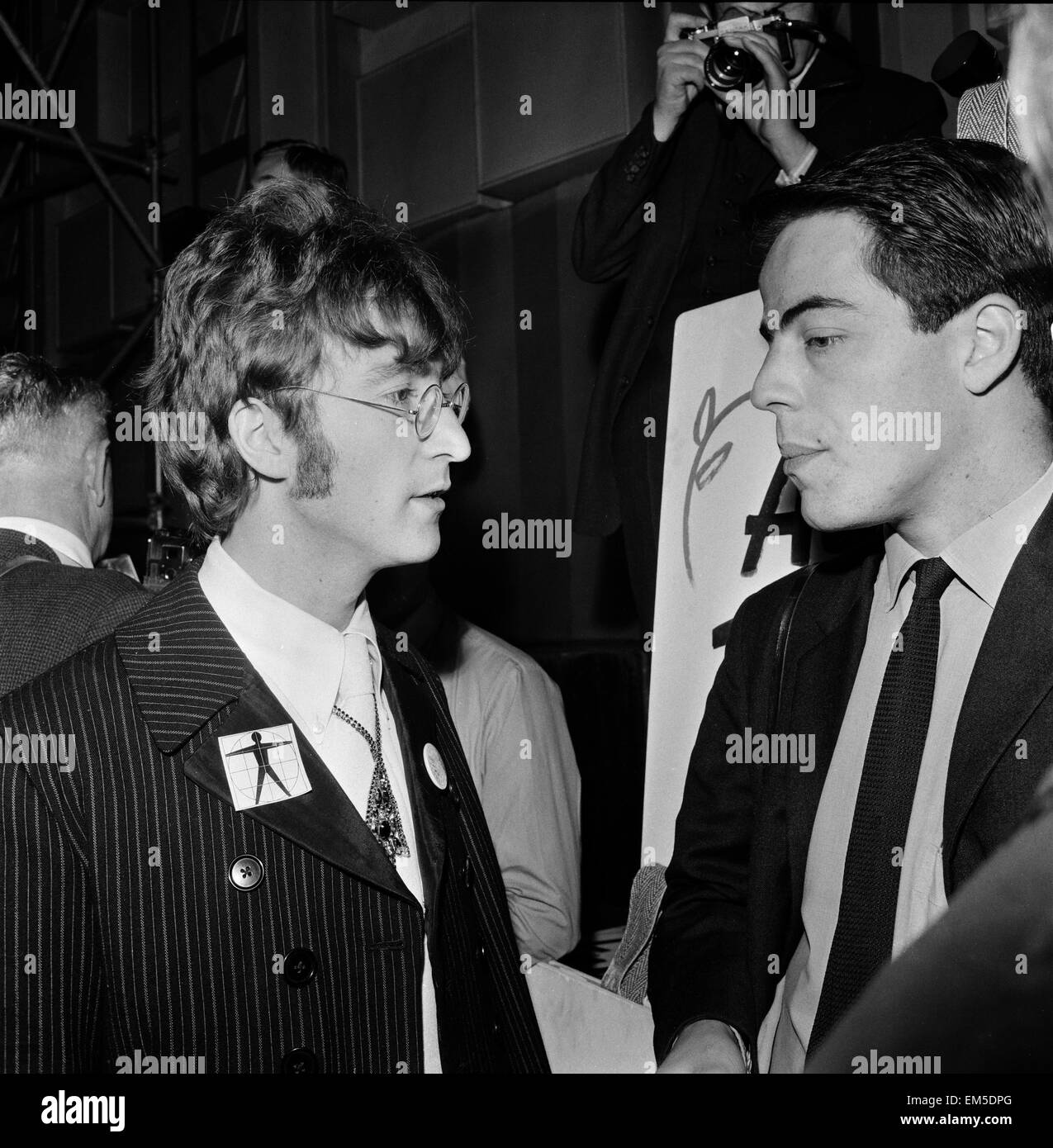 Drücken Sie anrufen für unsere Welt, die erste globale Phasenfernsehen Link. In 26 Länder übertragen und von 400 Millionen beobachtet, wurde das Programm am 25. Juni 1967 via Satellit ausgestrahlt. Die BBC hatte die Beatles, einen Song für das Vereinigte Königreich Beitrag schreiben beauftragt. "All You Need Is Love" ein Lied von John Lennon geschrieben und gutgeschrieben Lennon/McCartney wurde zuerst von den Beatles bei dieser Veranstaltung durchgeführt & im Folgemonat als Single veröffentlicht. Abgebildet in den Abbey Road Studios 24. Juni 1967. Stockfoto