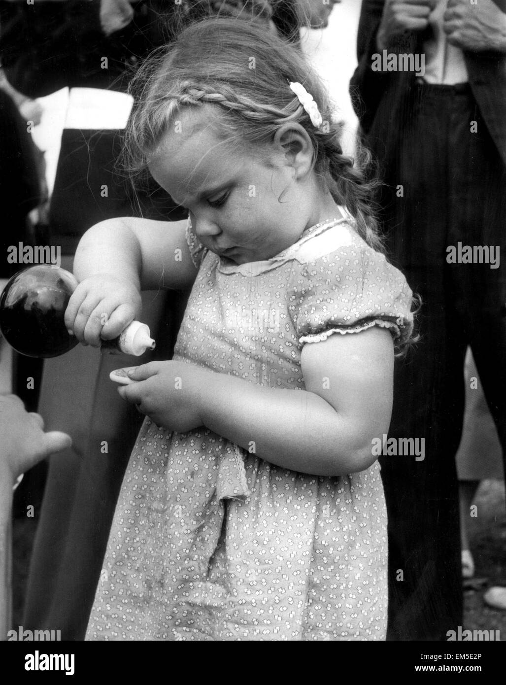 Fräulein Mairia Gray setzt etwas Essig auf ihre Herzmuscheln. 26. Mai 1953. Stockfoto