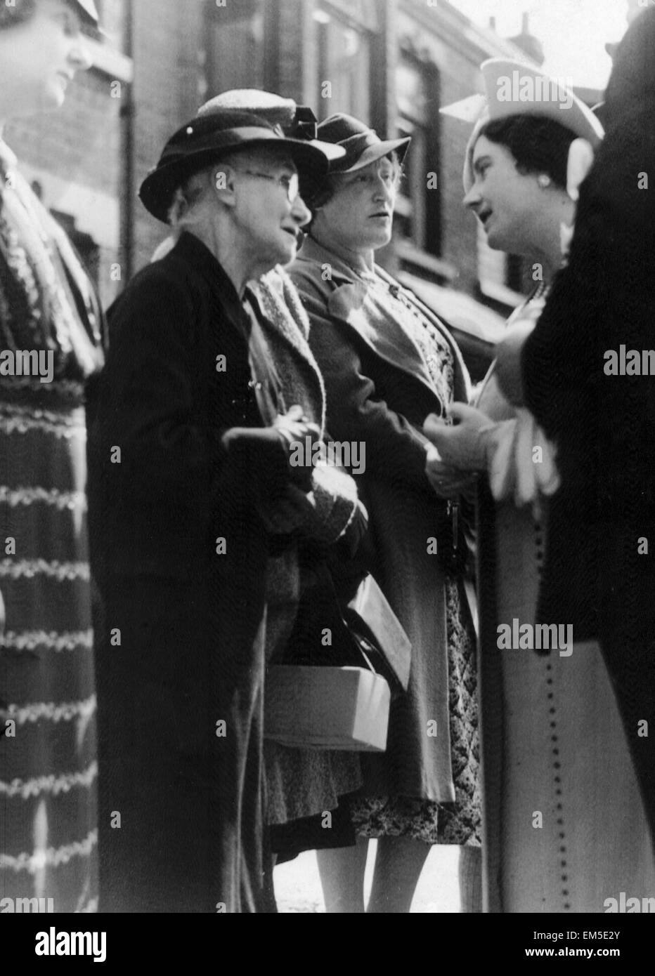 Queen Elizabeth spricht mit 86 jährige Lydia Grange, ein Bewohner des Rumpfes, entkam unverletzt, nachdem eine Nazi-Bombe ihre Häuser bei einem Luftangriff zerstört. Die Bewohner waren zum Zeitpunkt der Bombardierung in ihre Schutzräume Anderson. 1. August 1940. Stockfoto
