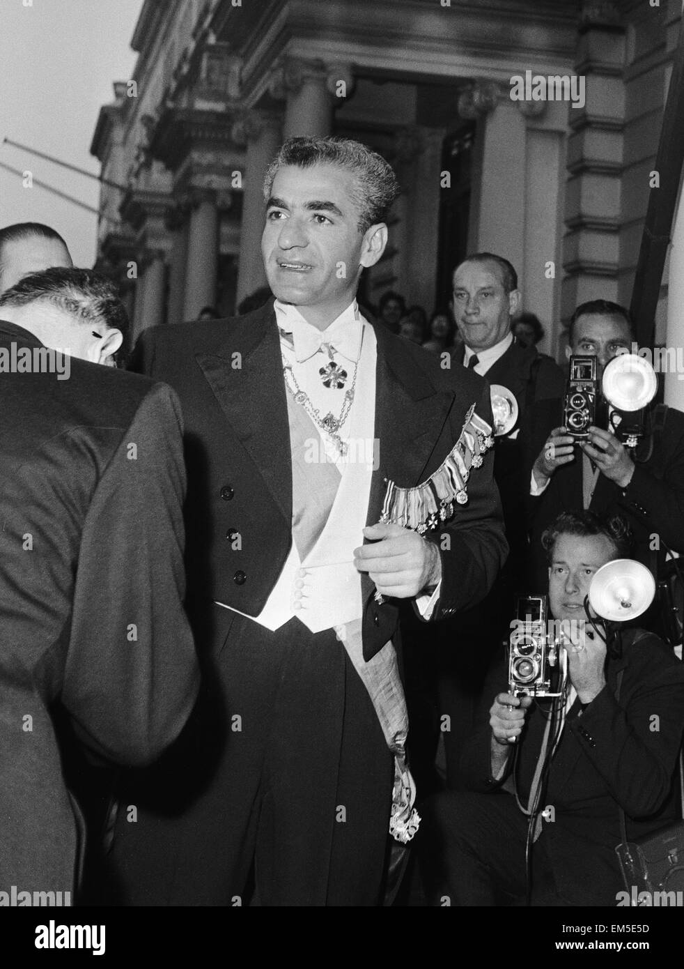 Mohammad-Reza Schah Pahlavi, Schah von Persien, kommt an der iranischen Botschaft für ein Bankett von Königin Elizabeth II am Ende des zweiten Tages der seinen dreitägigen Staatsbesuch in Großbritannien besucht werden. 6. Mai 1959. Stockfoto