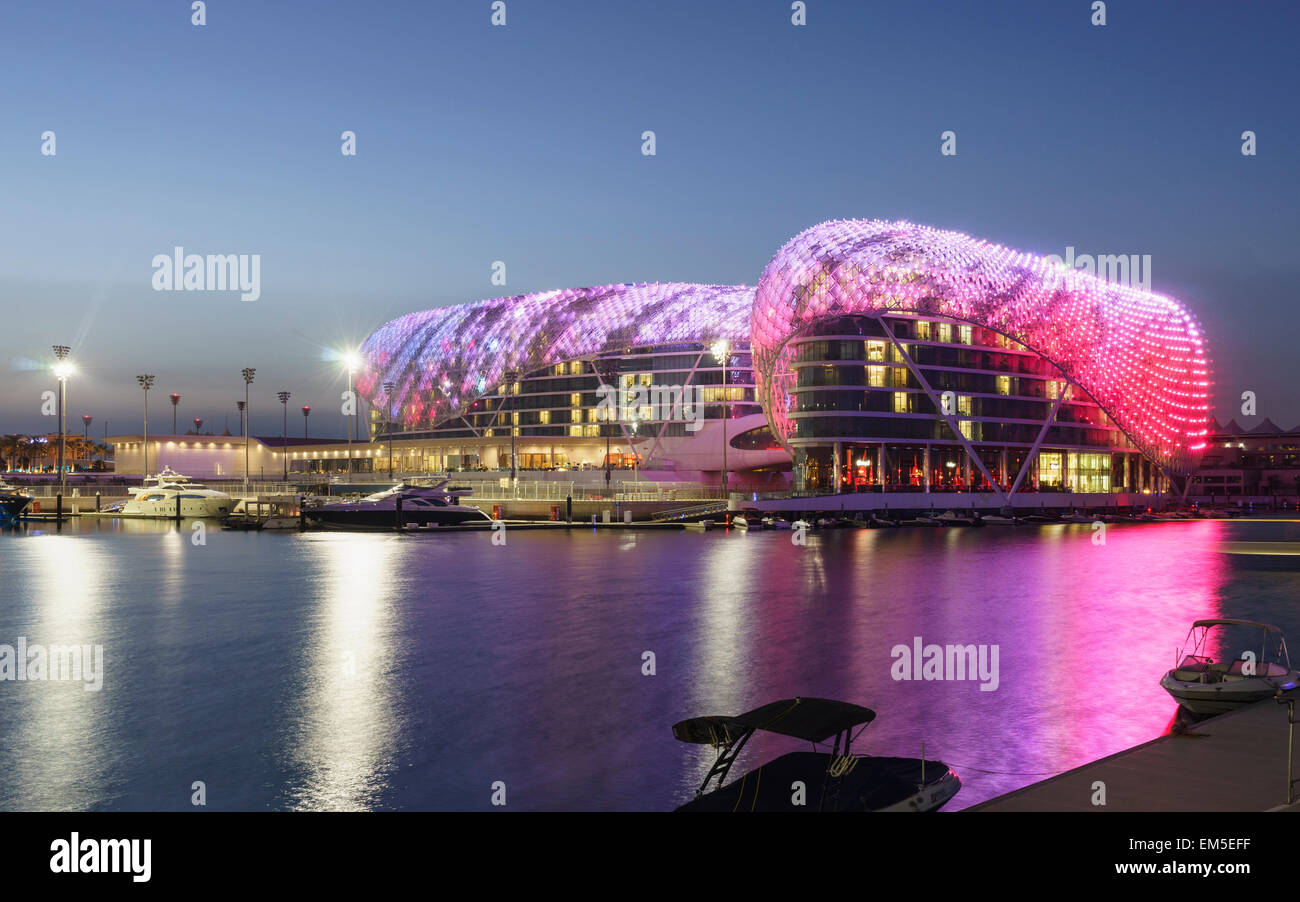 Yas Viceroy Hotel beleuchtet in der Nacht im Yas Marina auf Yas Island Abu Dhabi Vereinigte Arabische Emirate Stockfoto