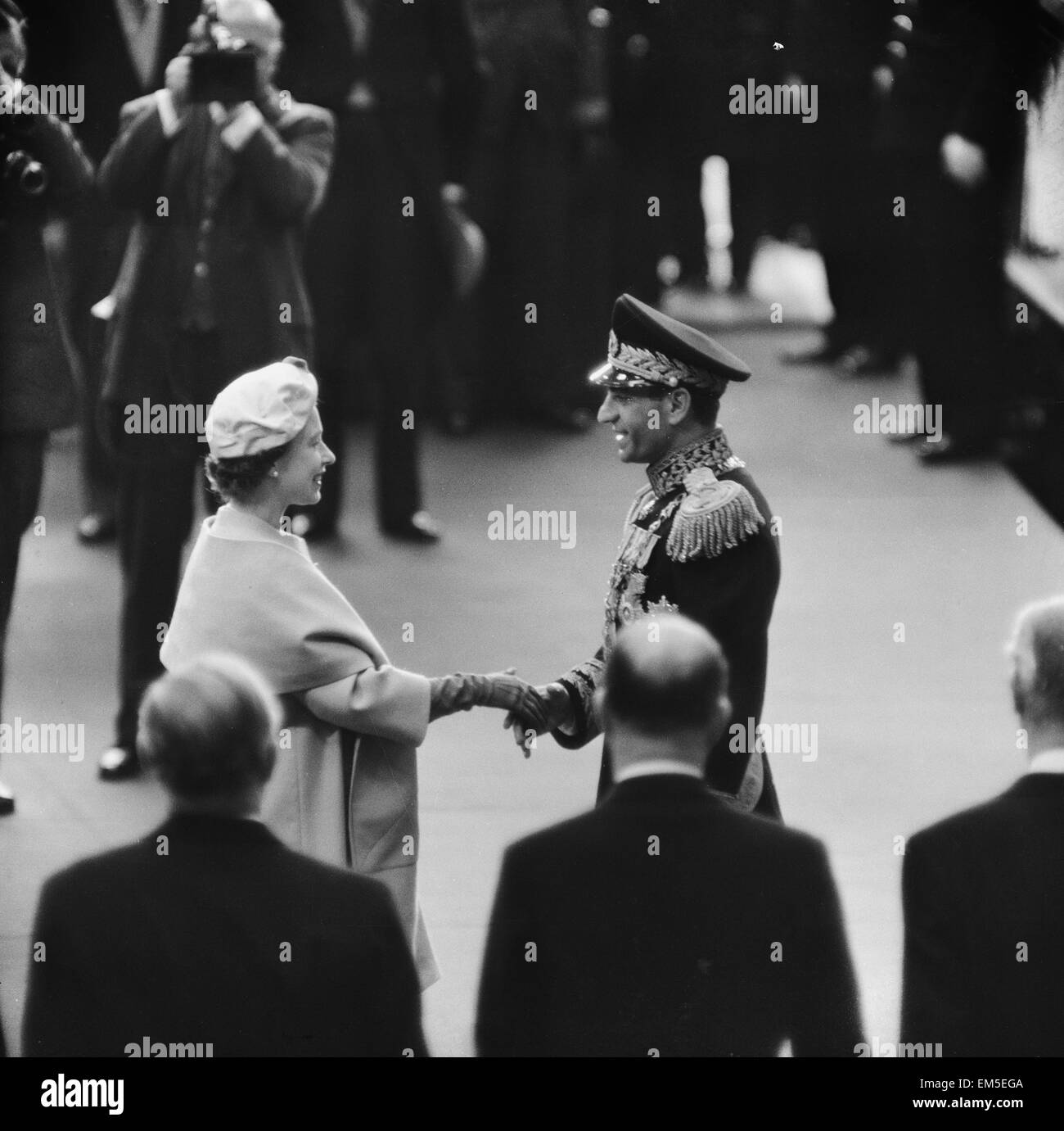 Mohammad-Reza Schah Pahlavi, Schah von Persien, mit Königin Elizabeth II. bei seinem Besuch in Großbritannien. 5. Mai 1959. Stockfoto