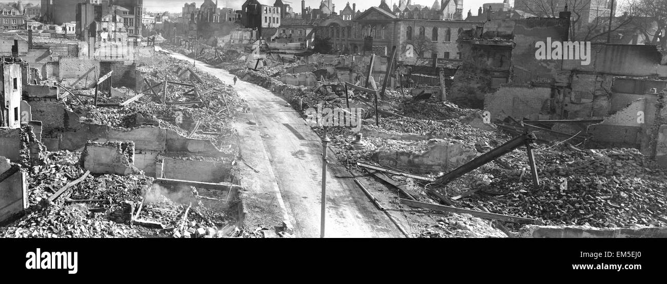 In nur sieben Nächte von 1941 wurde das Zentrum von Plymouth gelegt, um zu ruinieren. Die verheerenden deutschen Luftangriffe der Nächte des 20. März und 21. und 21., 22., 23., 28. und 29. April bekannt geworden als der Plymouth Überraschungsangriff... Unser Bild zeigt einen Mann zu Fuß durch das verwüstet Zentrum von Plymouth. Im Mittelgrund ist ersichtlich, dass die Guttted der Guildhall bleibt. Die Straße im Vordergrund ist vermutlich Bedford Street. 30. April 1941 Stockfoto
