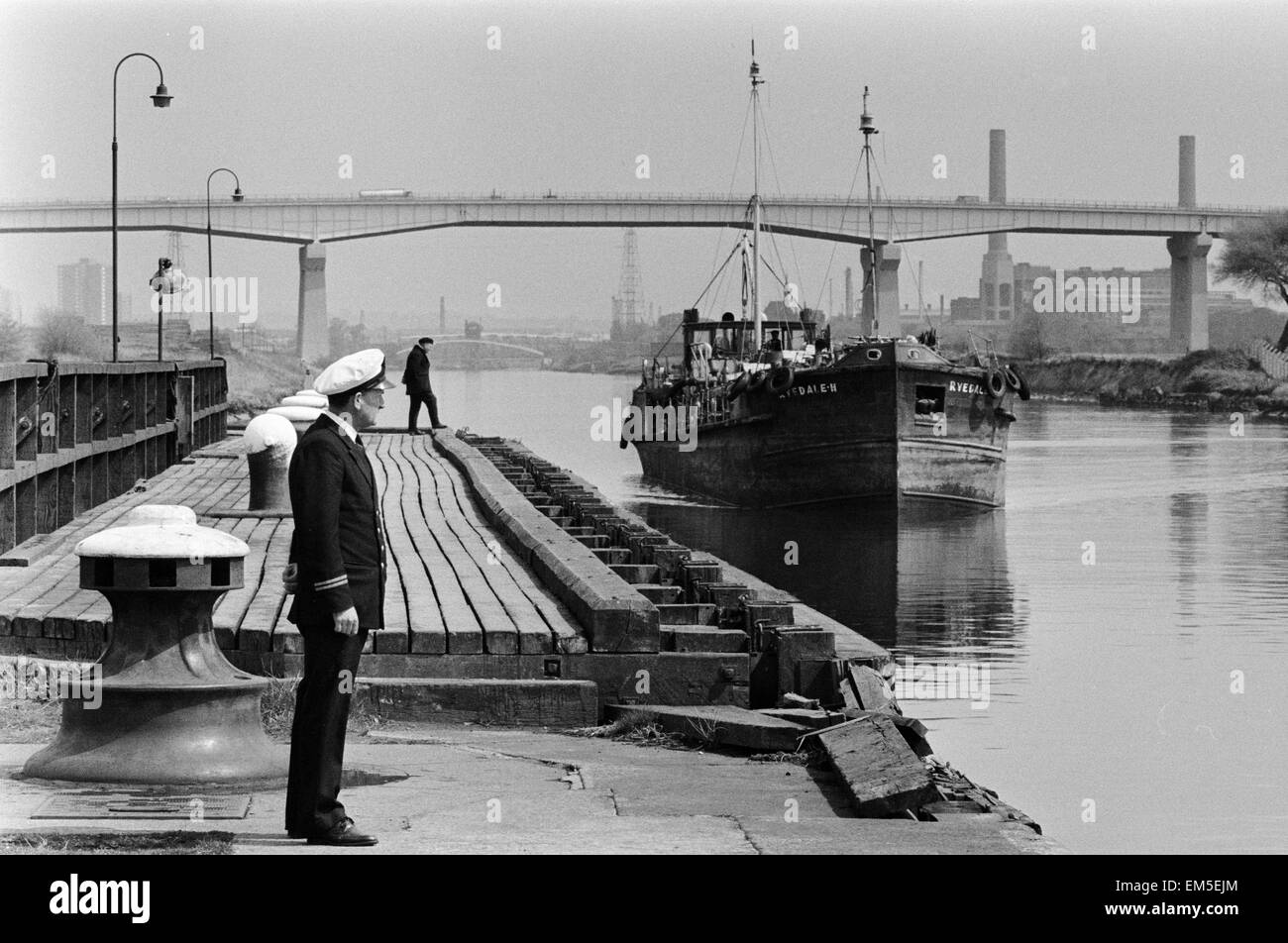 Trawler in den Docks in Manchester Ship Canal Juni 1967 durch den Nebel zu sehen Stockfoto