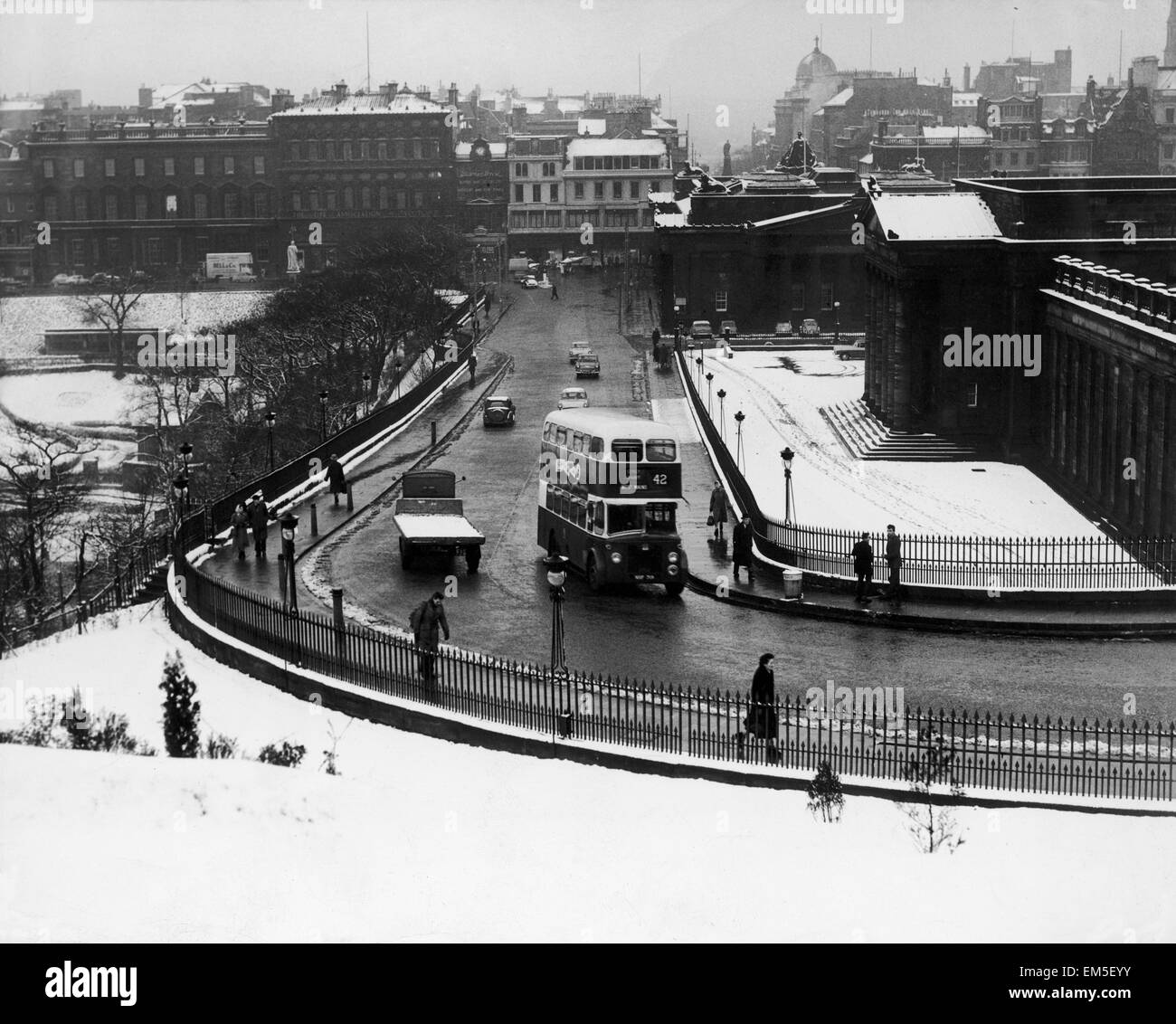 Der Hügel-Edinburgh, wo die neue Straße nach Flächenheizung einen Erfolg wie der Rest von den Straßen der Stadt gefeiert wurde, waren snowbound 1960 Stockfoto
