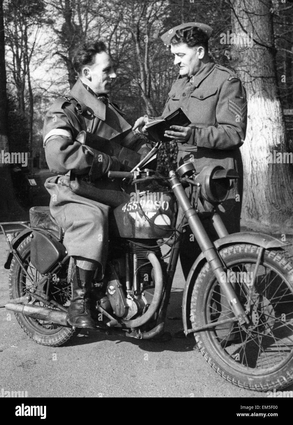 Speedway-Fahrer am AACommand HQ, März 1944. Sergeant Paddy Dukelow & Stellwerkswärter Tom Hoys waren Motorrad Speedway Rivalen vor dem Weg. Jetzt ist Herzog NCO verantwortlich für die Royal Corps der Signale Versand Fahrer bei anti-Flugzeug-Kommandozentrale. Stockfoto