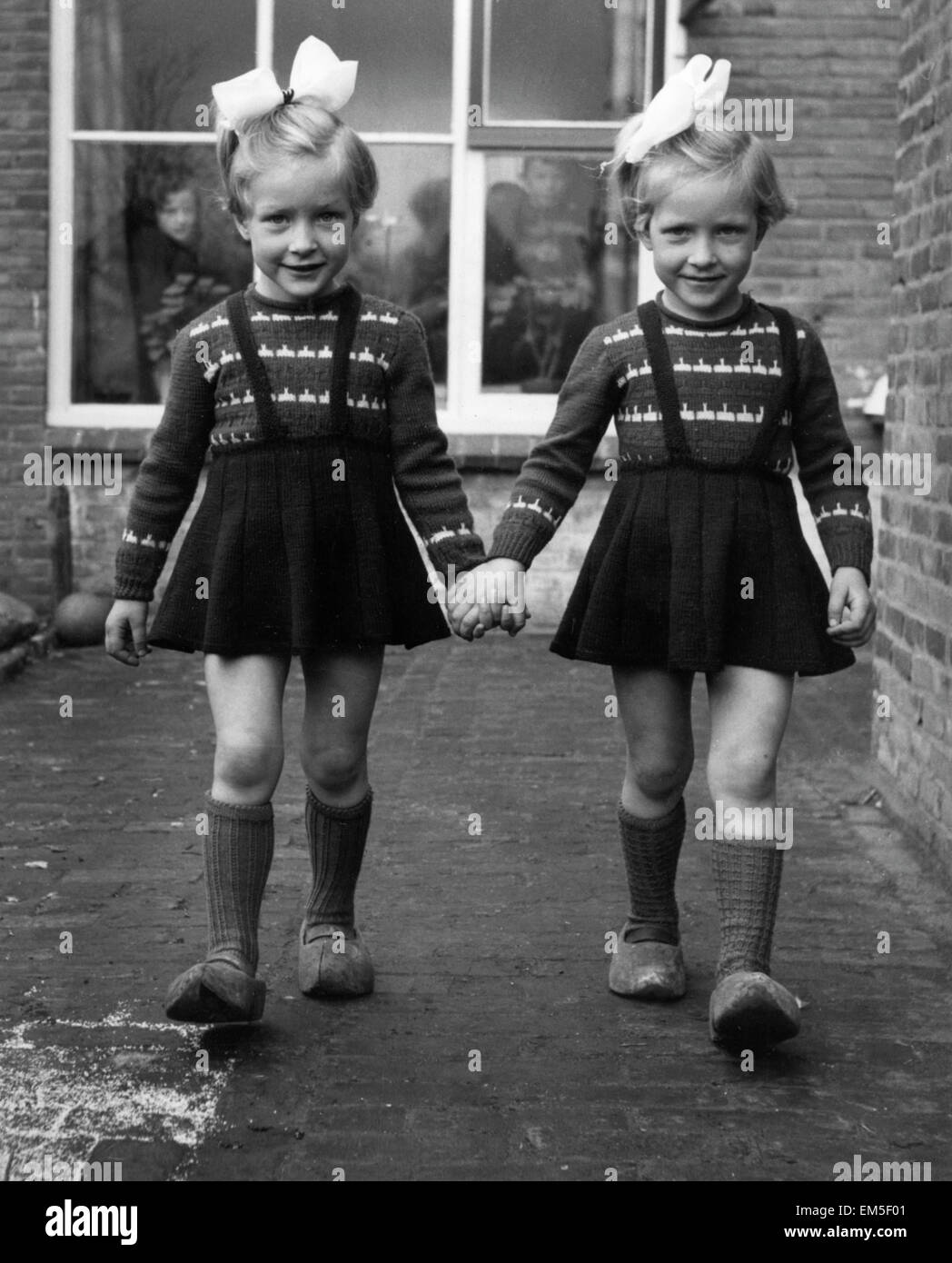 Niederländische siamesische Zwillinge, erfolgreich getrennt, in der Hoffnung, die Königin bei ihrem Besuch in Amsterdam treffen. 23. März 1958. Stockfoto