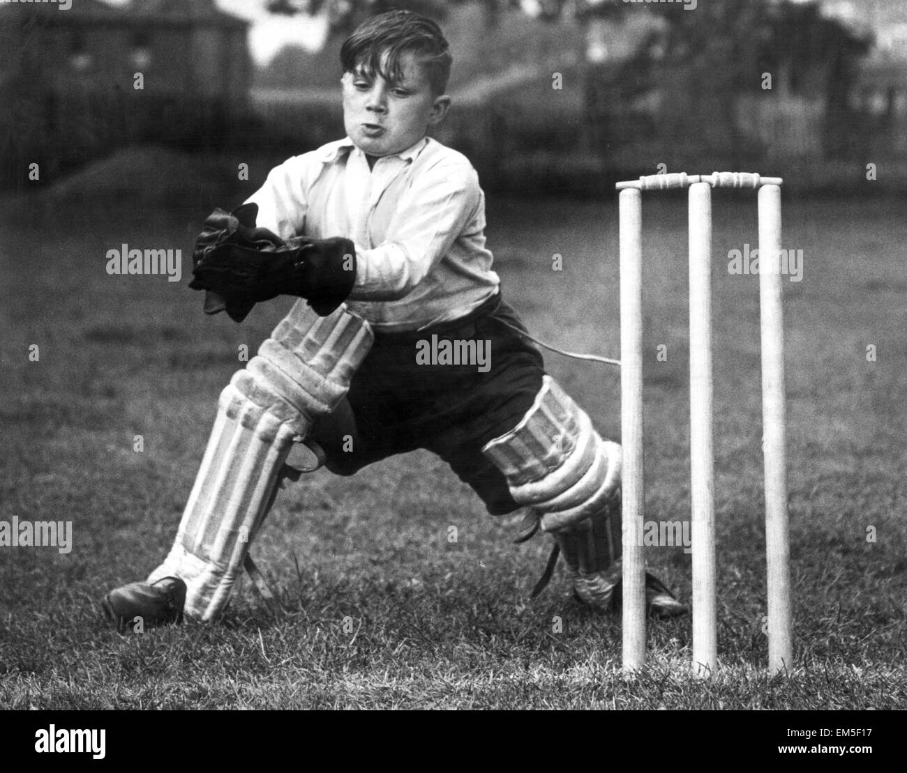 Kleiner Junge halten Wicket. 7. Juli 1946. Stockfoto