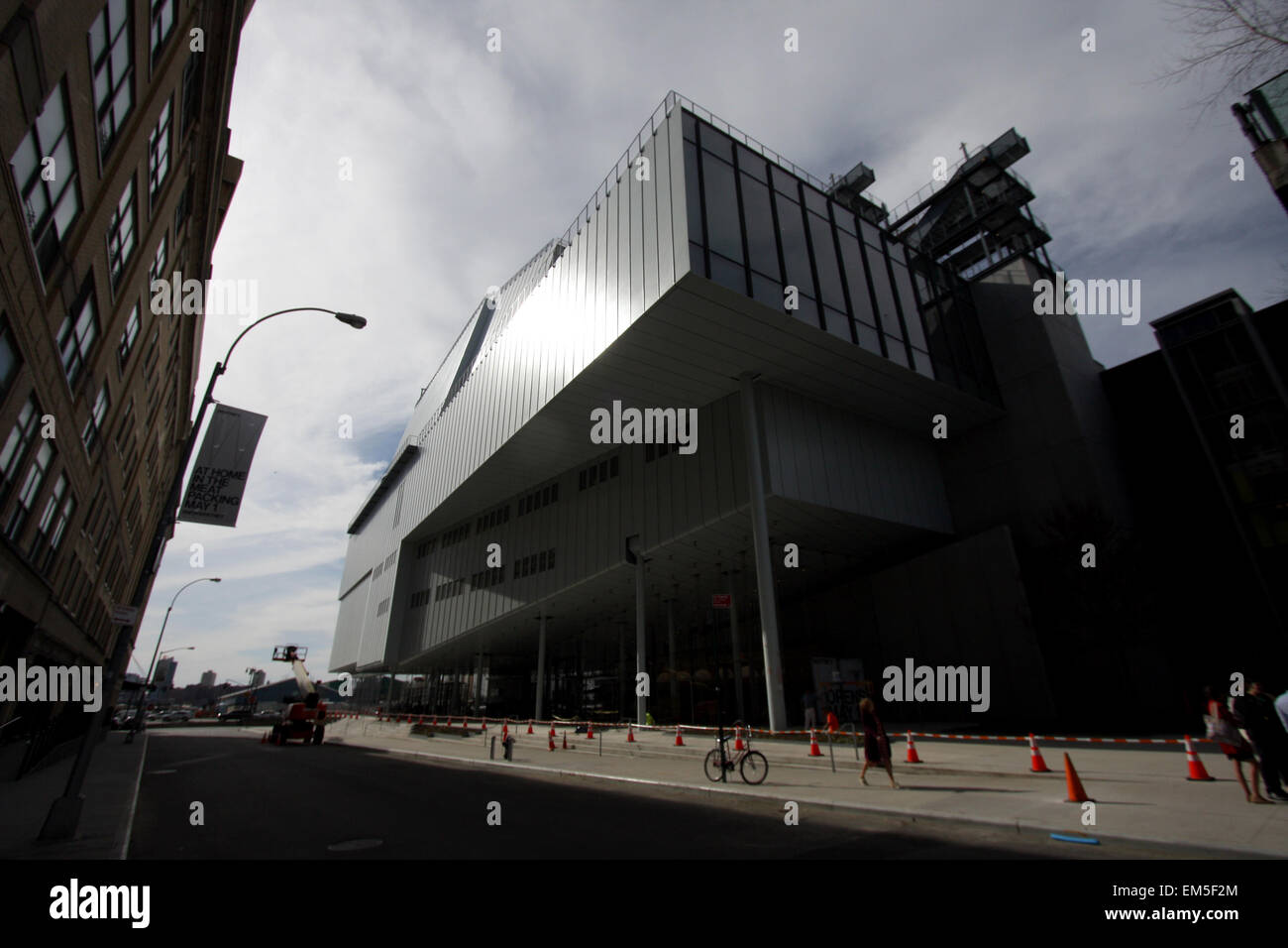 New York, USA. 15. April 2015. Letzten Schliff werden auf die neue Whitney Museum of American Art Gebäude an der Washington Street und Gansevoort Street im New Yorker Meatpacking District am Ende der High Line gestellt.   Entworfen vom Architekten Renzo Piano, der 200.000 Quadratmeter große Raum öffnet für die Öffentlichkeit am 1. Mai 2015 - Olympischen Spiele in London 2012: Schwimmen Praxis London 2012 - Olympiade: Tauchen Praxis.        London 2012 - Olympiade: Schwimmen Praxis. Bildnachweis: Adam Stoltman/Alamy Live-Nachrichten Stockfoto