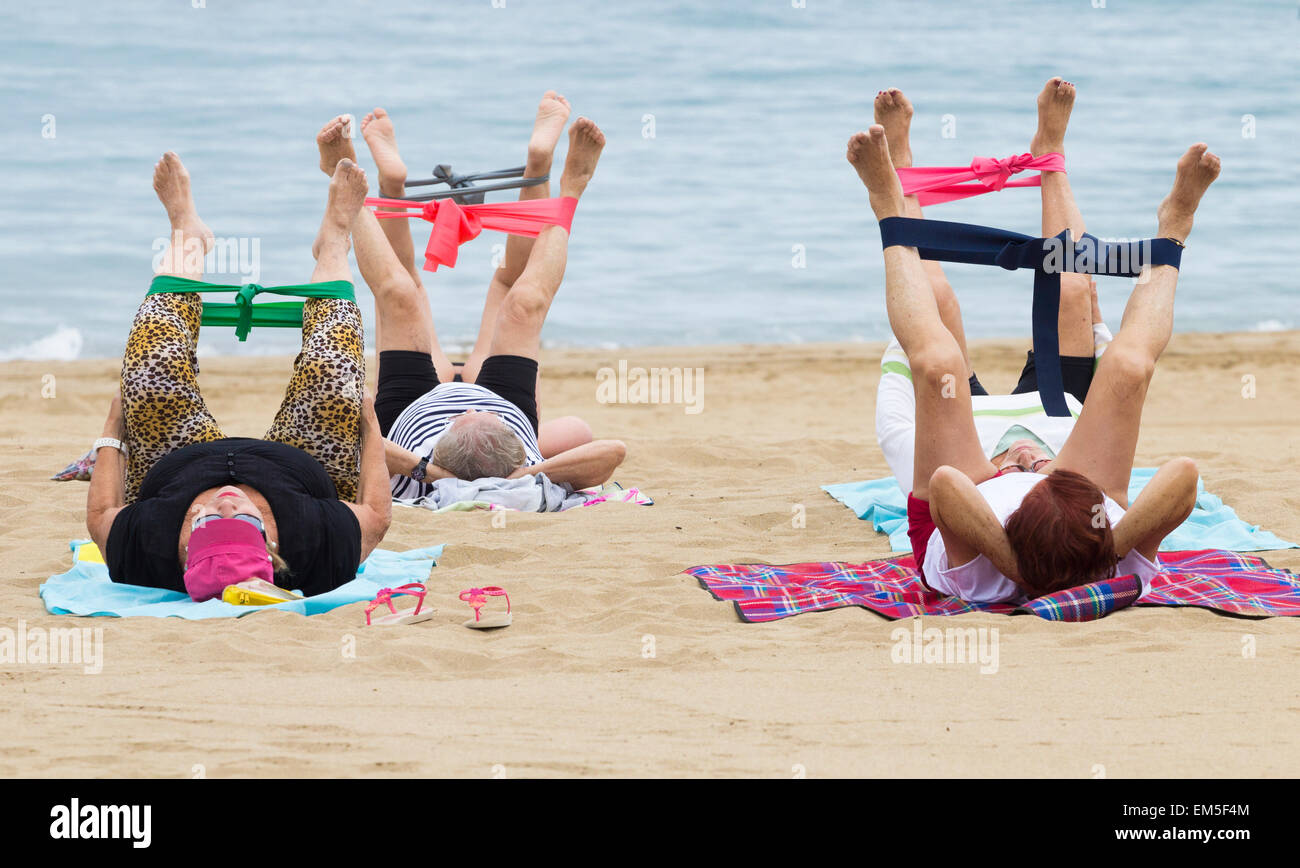 Las Palmas, Gran Canaria, Kanarische Inseln, Spanien. Donnerstag 16. April 2015. Geschmeidige spanische Senioren Gefühl der Verbrennung, wie sie mit elastischen Widerstand Bands während ihrer täglichen Übung am Las Canteras trainieren Strand in Las Palmas, der Hauptstadt von Gran Canaria Credit: ALANDAWSONPHOTOGRAPHY/Alamy Live News Stockfoto