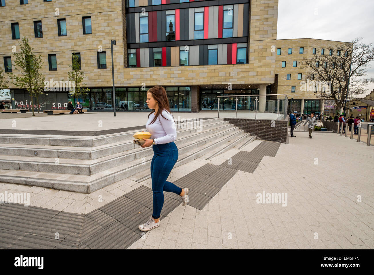 Schüler zu Fuß passieren Bradford College Stockfoto