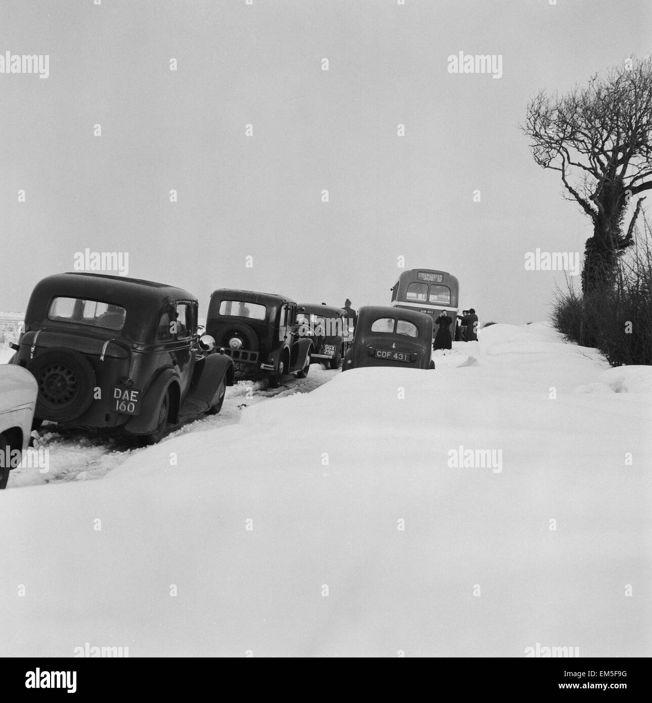 Verschneite Straßen in Bad - baut Stroud Straßenverkehr, wie Autos in die Schneewehen aufgegeben werden, die die Straßen abdecken Stockfoto