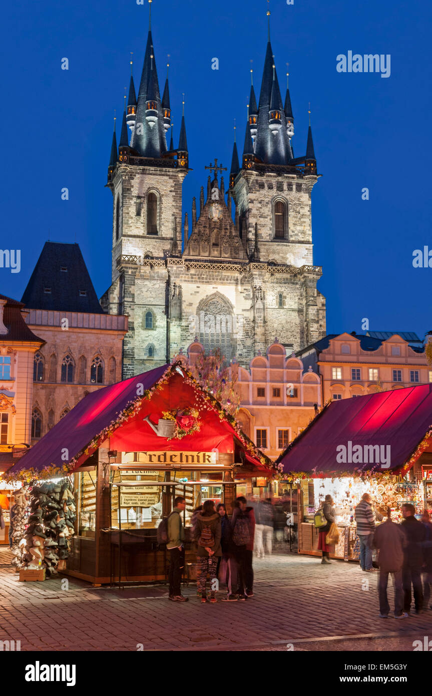Ostermarkt und Frauenkirche vor Tyn Altstädter Ring Prag Tschechische Republik Stockfoto