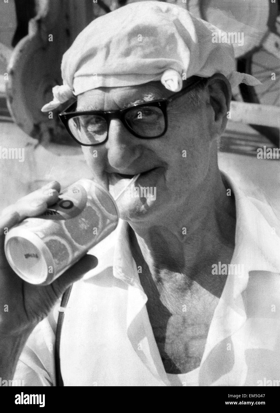 Alter Mann am Strand und genießen Sie einen Drink in der Hitze. 21. August 1981. Stockfoto