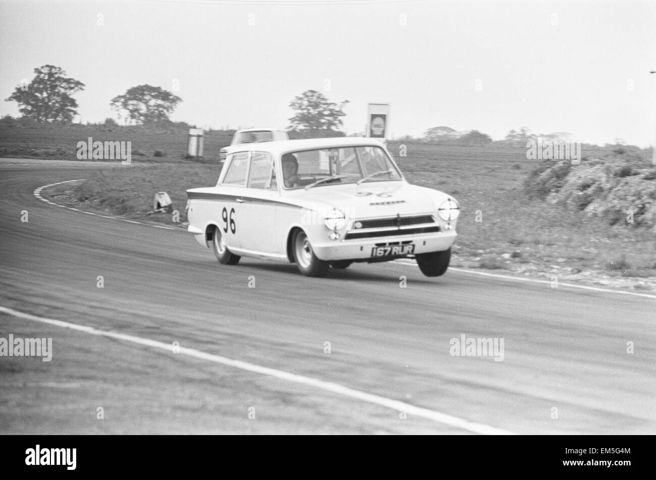 Jim Clark im Team Lotus Cortina gesehen hier Anheben eines Rades durch die s-Kurve in Snetterton während des Limousine Bestandteils der täglichen Spiegel-Trophy. 29. September 1963 Stockfoto