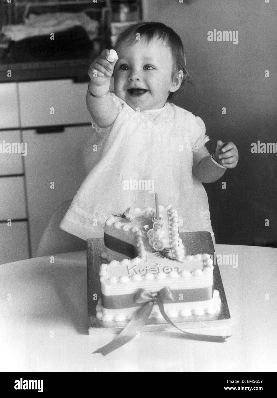 Junge Kristen Bullen im Bild zeigt ihren Kuchen in ihrem Haus in nstige, am Tag vor ihrem ersten Geburtstag. Kirsten war sechs Wochen alt, als sie ihren Kinderwagen in Bronley High Street entrissen wurde und fünf Tage später im Wald drei Meilen entfernt bei Keston aufgegeben entdeckt wurde. Sie war an intensiven Baby-Pflege-Gerät von Lewisham Krankenhaus gehetzt und genesen. 9. Mai 1974. Stockfoto