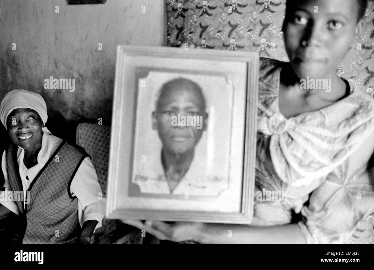 AIDS in Kenia. Armut und Dürre in ländlichen Gebieten von Kenia. Lydias Mann starb vor langer Zeit und sie ist verantwortlich für ihre 5 Kinder und Enkelkinder hinterließ seine Tochter, nicht zu wissen, ob sie auch Träger des Virus sind. Stockfoto