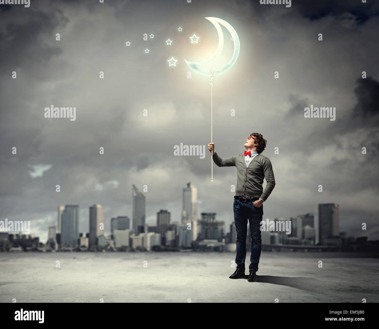 Junger Mann und das Mondsymbol Stockfoto