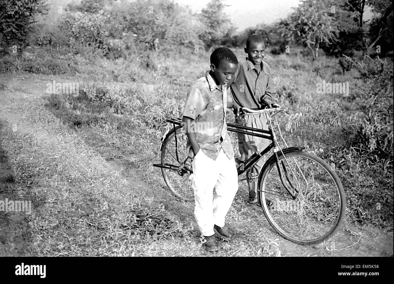 Zwei Jungs in ein Fahrrad. Ikutha, Kitui, Kenia, Fahrräder sind die Transportmittel im ländlichen Kenia. Obwohl Kenia Predominan ist Stockfoto