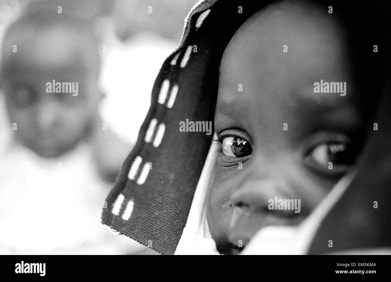 Ein Kind Portrait im ländlichen Kenia. Ikutha, Kitui, Kenia. Viele Kinder keine angemessene Nahrung, wie zum Beispiel Proteine aus rotem Fleisch, Milch oder Fisch. Ikutha ist eine Stadt von der Sub-Sahara-Afrika durch Peitschen von AIDS, der Mangel an Wasser und lehrreich und Sanitär Ressourcen bestraft. Während Jahren gibt es keine Entwicklung arbeitete gegen Zonen mehr benachteiligt und die internationale Aids haben in dieser Zone noch nicht angekommen. Dieser ländlichen Gegend hat nur rund 500 Einwohner und befindet sich im Herzen von Kenia bereits abgetragen, von einer Regierung, die es seit mehr als 20 Jahren verdorben hat. Stockfoto