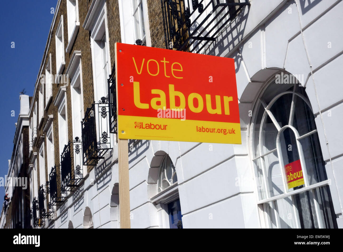 Labour Party Zeichen außerhalb Georgiens Reihenhaus in Islington Square, London Stockfoto
