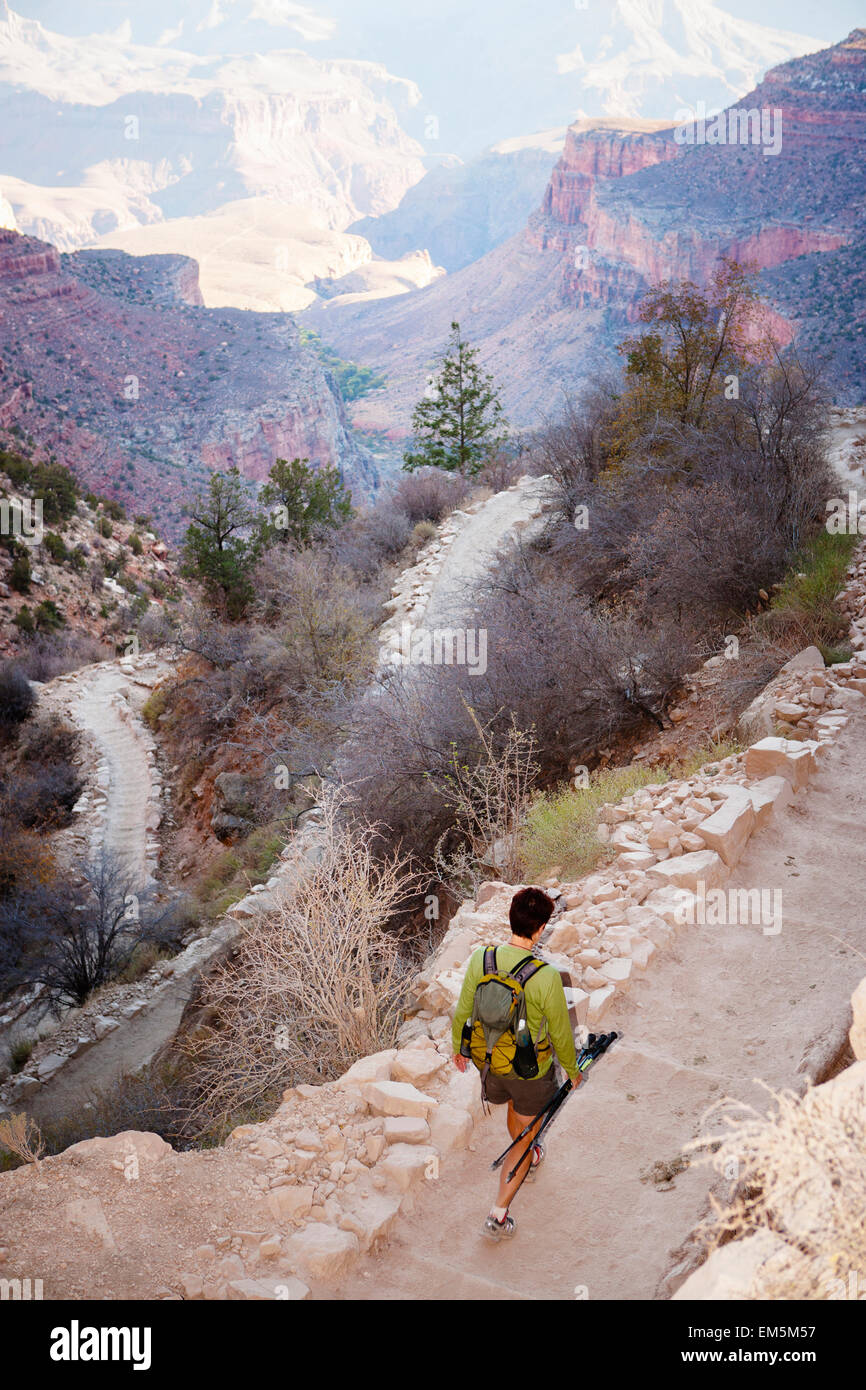 Eine weibliche Wanderer als She-Wanderungen auf dem South Kaibab Trail. Stockfoto