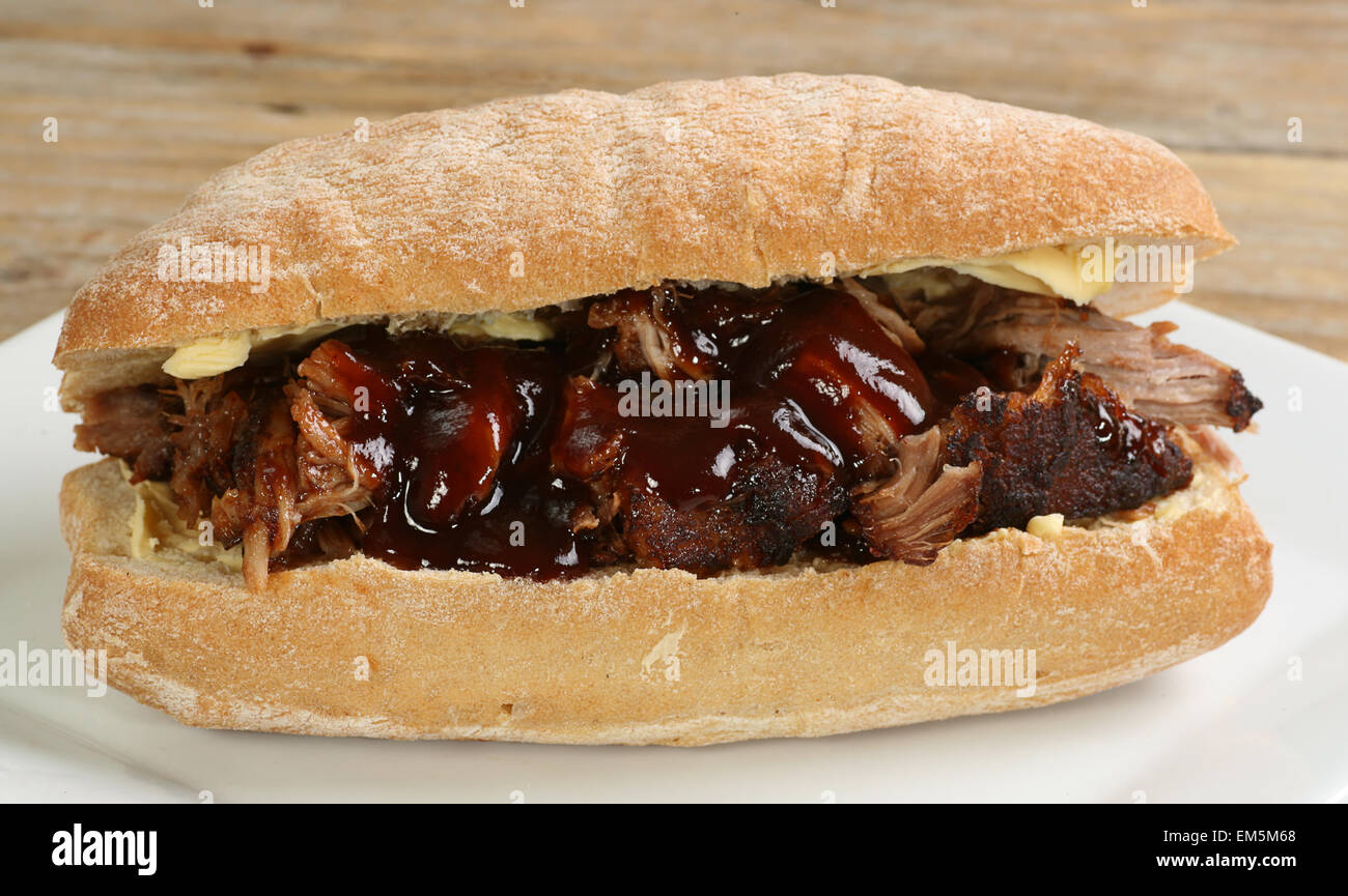 Pullrd Schweinefleisch mit Barbecue-Sauce auf ein Brot Rollen Stockfoto