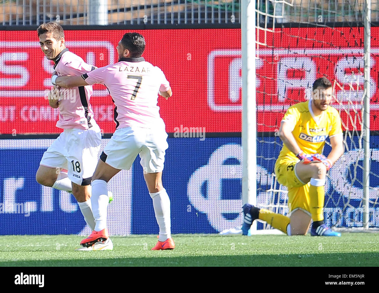 der Mittelfeldspieler Ivaylo Chochev feiert nach seinem Tor in der italienischen Serie A-Fußballspiel zwischen Udinese und Palermo Stockfoto