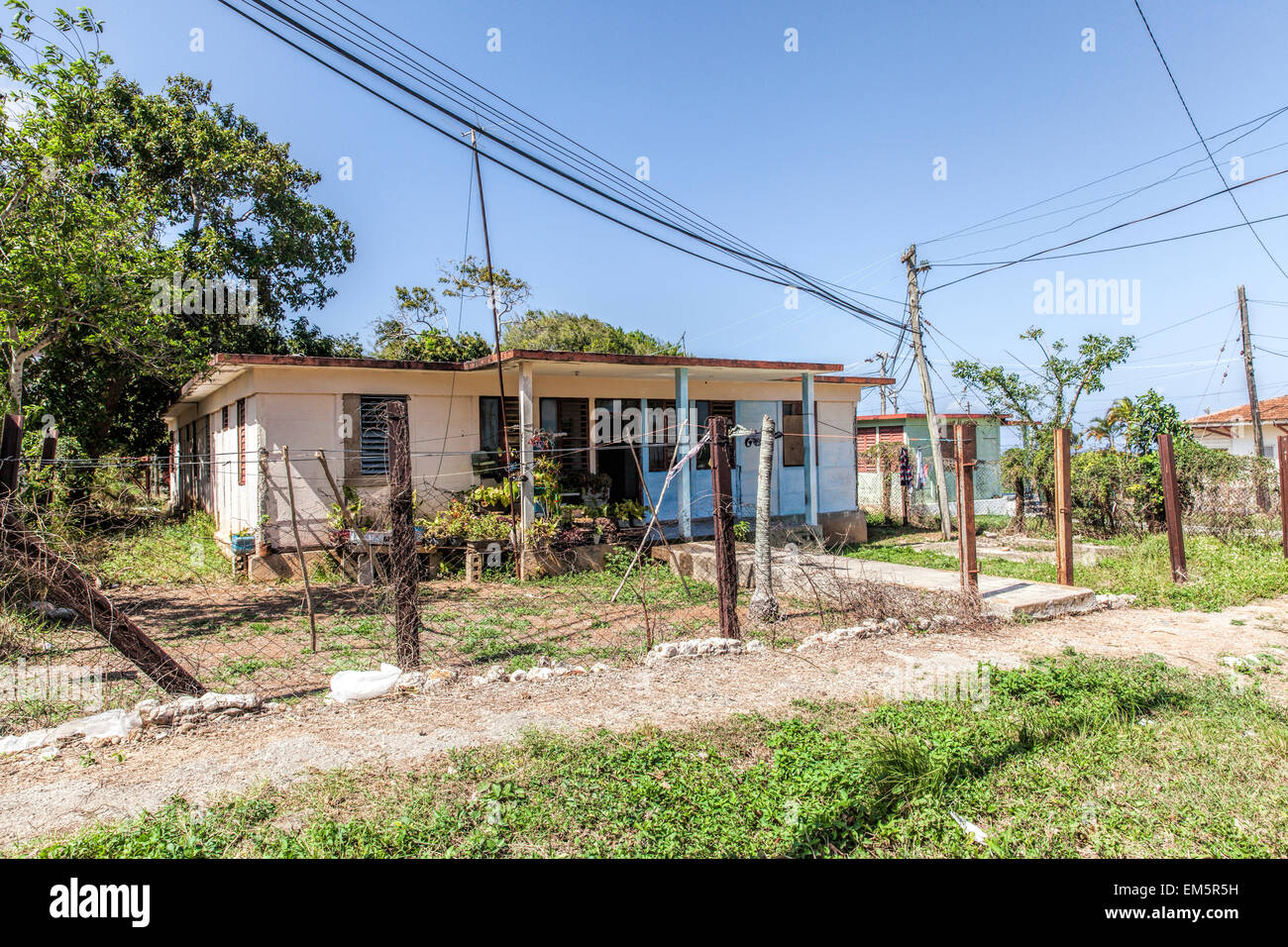 Wohnung in einem abgelegenen Teil von Kuba neben der Bahnstrecke Shanty Stockfoto