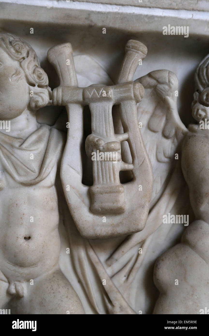 Römische Kunst. Vorderseite des Sarkophags mit einem Relief verziert. Eros spielenden musical Instruments. Vatikanischen Museen. Stockfoto