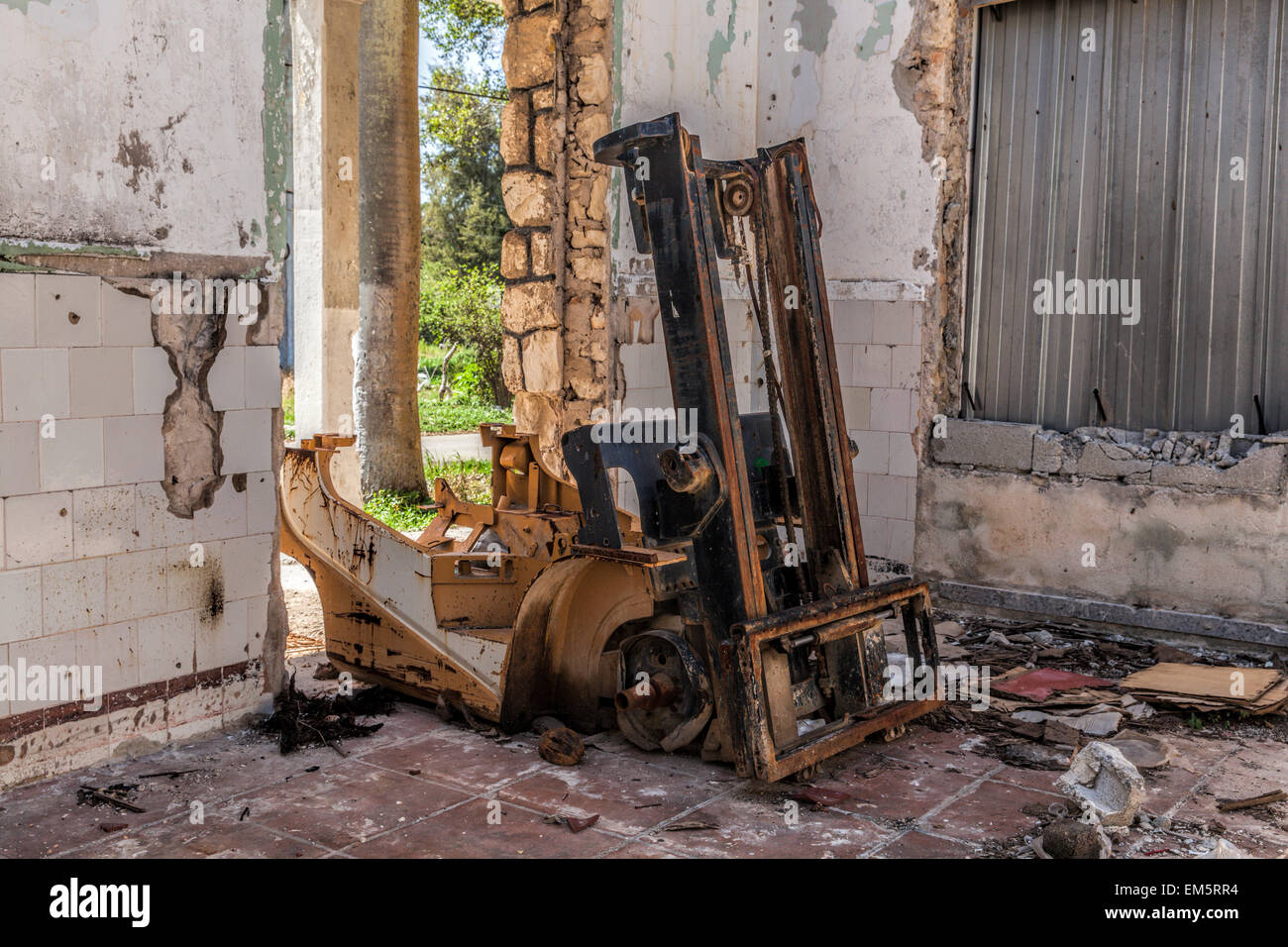 Rostige Gabelstapler in einem verlassenen verfallenden Gebäude in einem abgelegenen Teil von Kuba Stockfoto