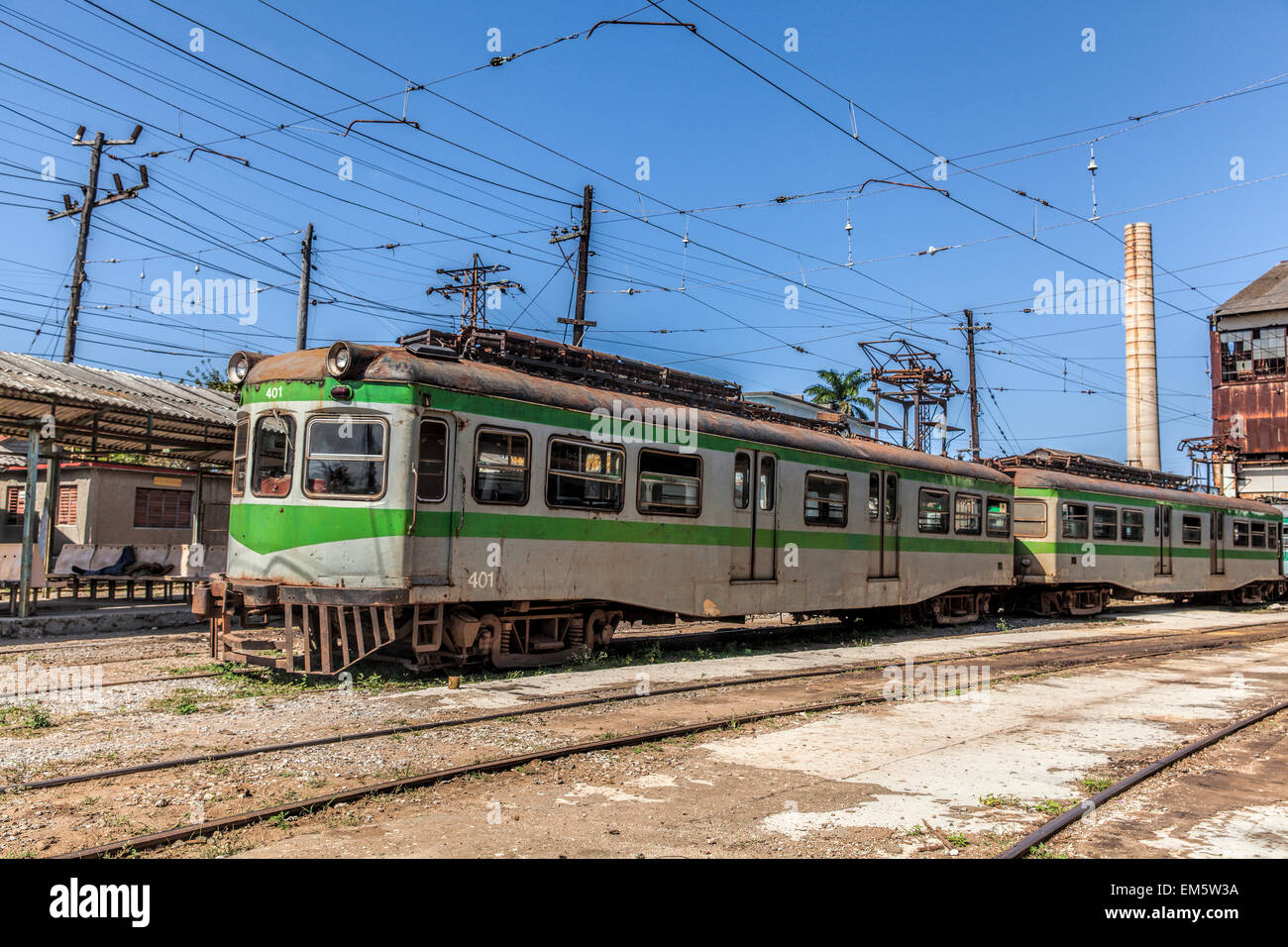 Alten grau und grün elektrische messen Züge an der zentralen Camilo Cienfuegos in einem abgelegenen Teil von Kuba Stockfoto