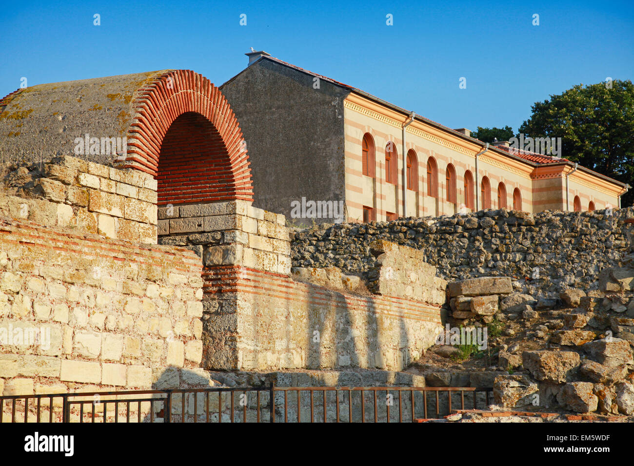 Ruinen der Mauer um die Altstadt Nessebar, Bulgarien Stockfoto