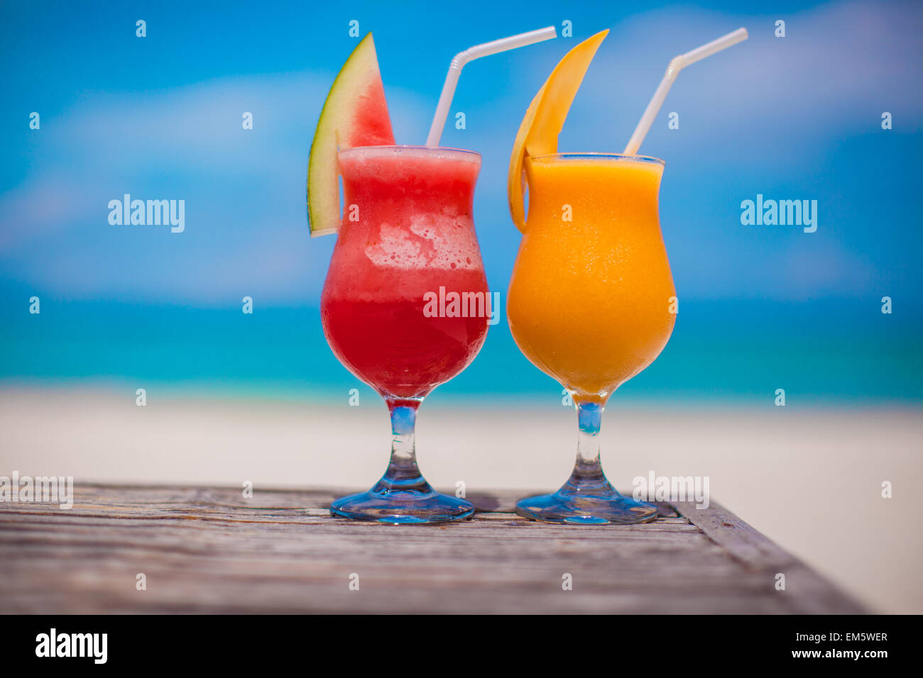 Frische Wassermelone und Mango Cocktails auf dem Hintergrund der atemberaubenden türkisfarbenen Meer Nahaufnahme Stockfoto