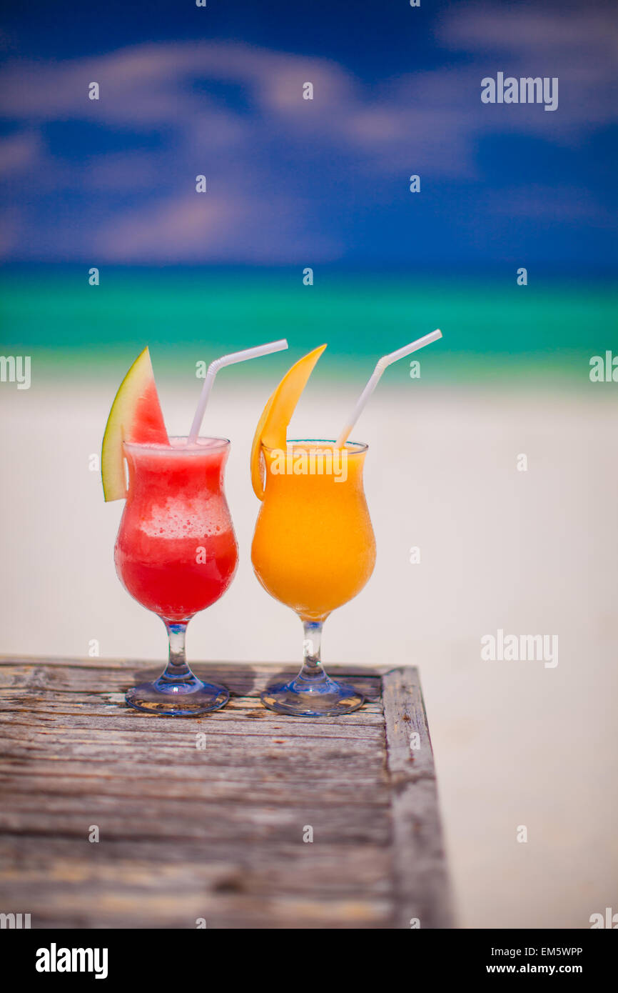 Zwei Cocktails: frische Wassermelone und Mango auf dem Hintergrund der atemberaubenden türkisfarbenen Meeres Stockfoto