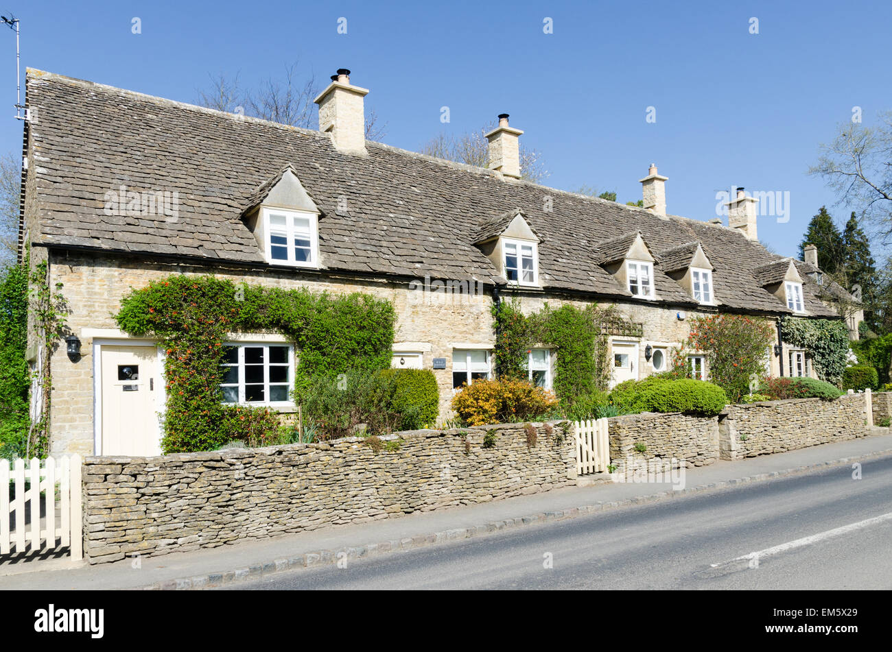 Zeile der hübschen Cottages in Cotswold Dorf von Barnsley Stockfoto