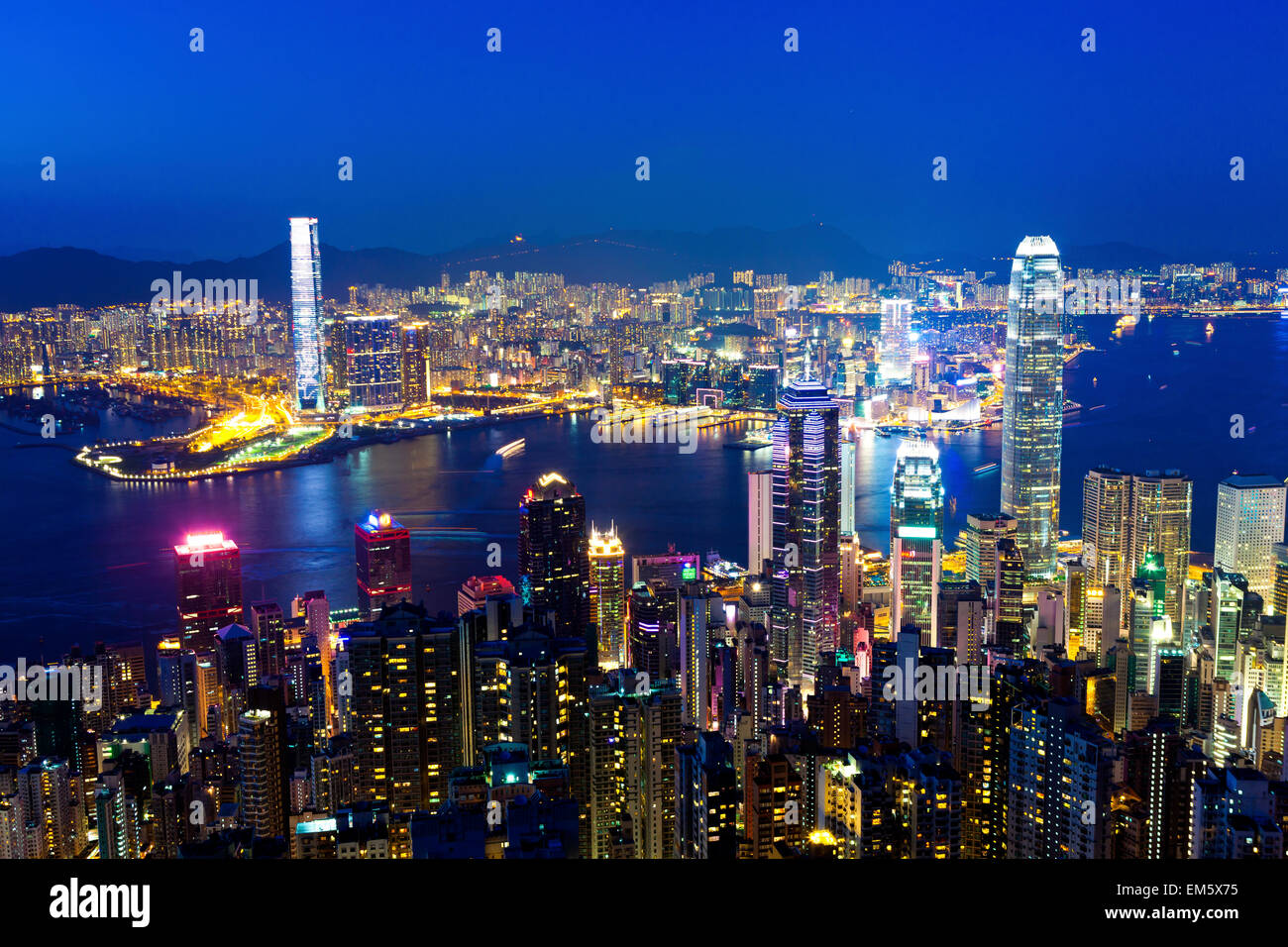 Hong Kong in der Nacht vom Gipfel des Berges Stockfoto