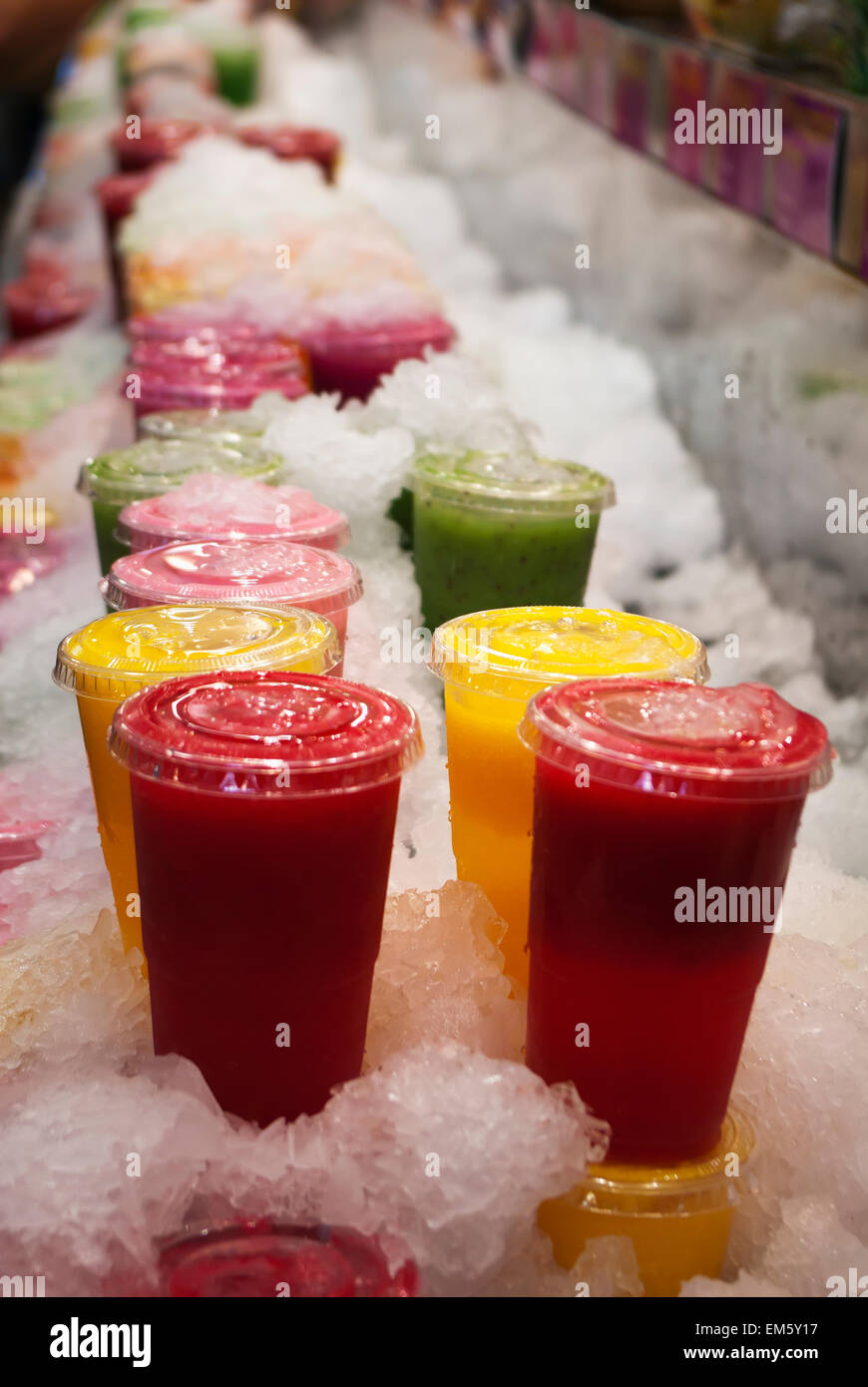 Spanien, Katalonien, Tassen frische Fruchtsäfte gestapelt in crushed Ice für Verkauf in La Boqueira; Barcelona Stockfoto