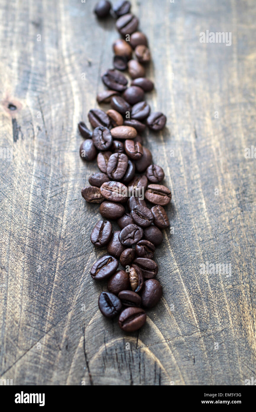 Kaffee Bohnen auf alten Holztisch, Nahaufnahme Stockfoto