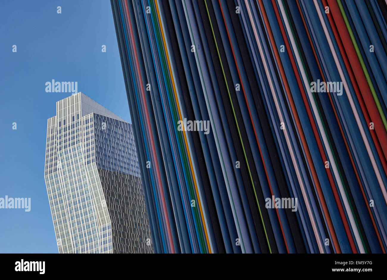 Der Kamin oder Tour Moretti gesehen hier neben einer ultra modernen Wolkenkratzers La Defense Paris Frankreich Europa Stockfoto