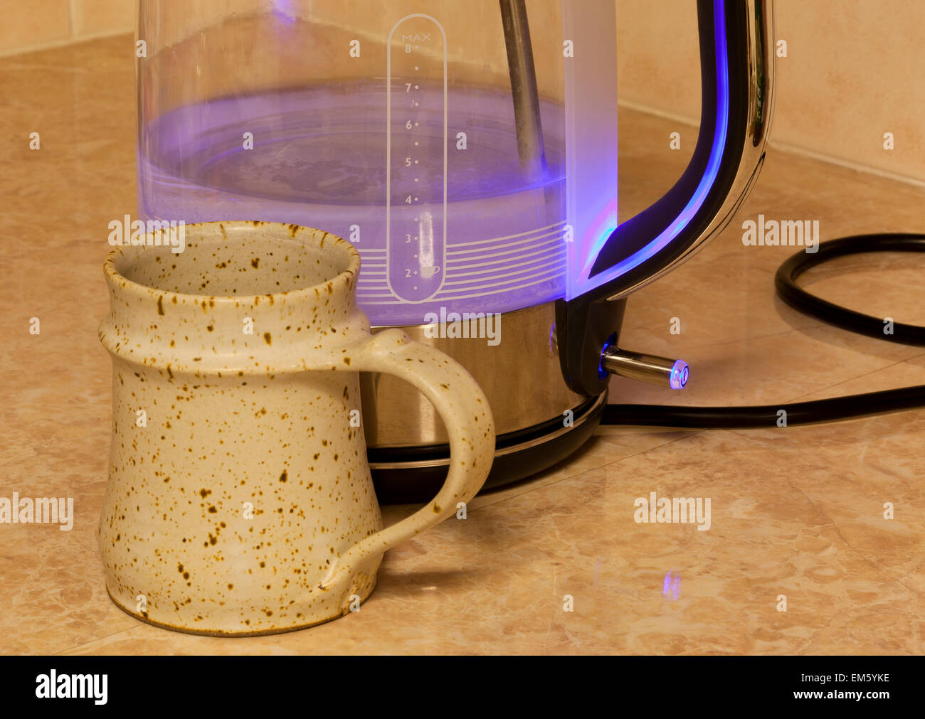Ein Wasserkocher kochendes Wasser um ein heißes Getränk Stockfoto