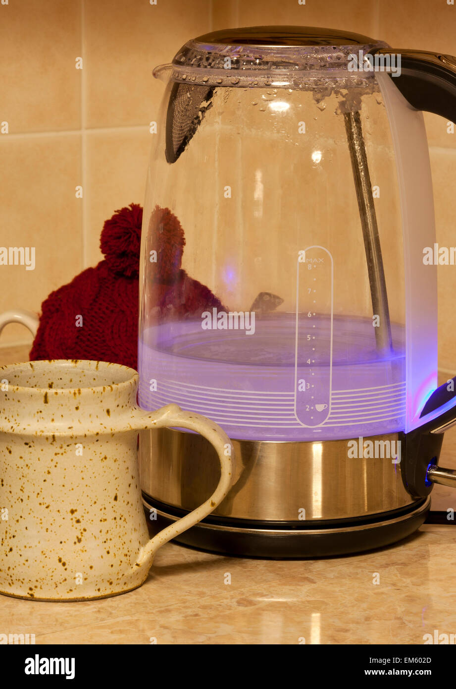 Ein Wasserkocher kochendes Wasser um ein heißes Getränk Stockfoto