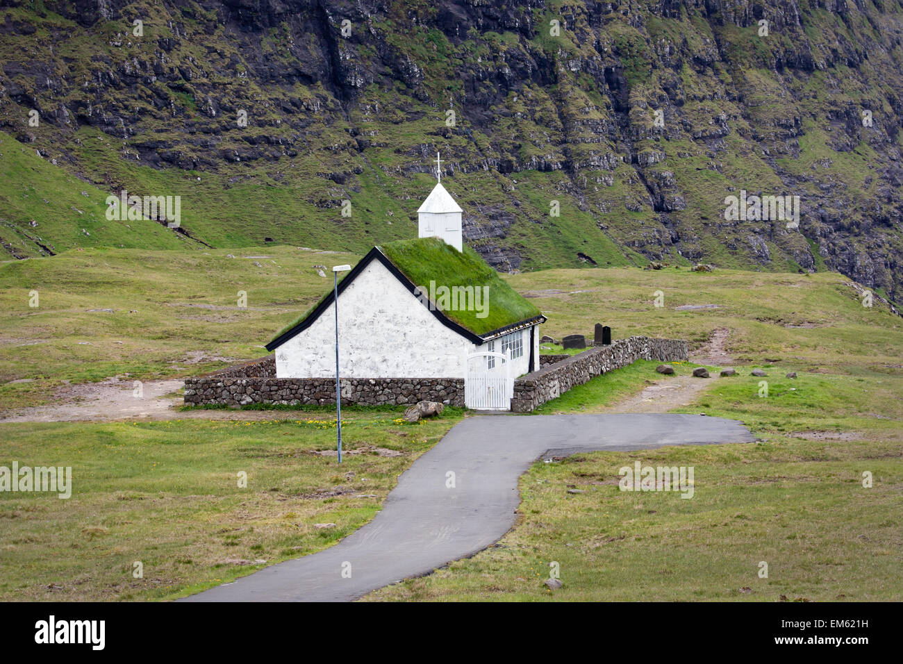 Rasen-Dach-Kirche in einem grünen Tal, Färöer Inseln Stockfoto