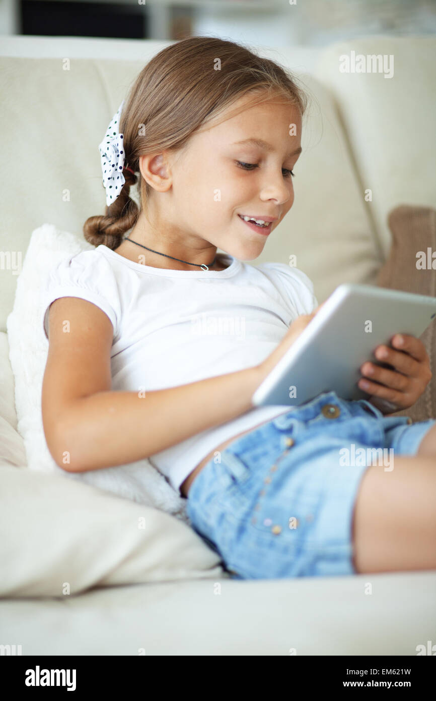 Kind spielt auf TabletPC Stockfoto
